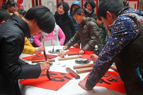 市图书馆举办"翰墨飘香 迎春送福"写春联送福活动