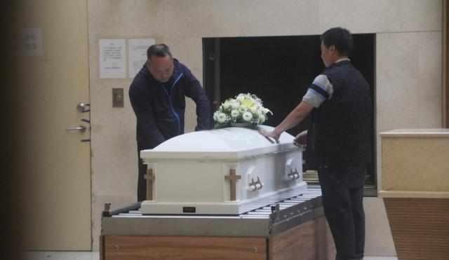 蓝洁瑛出殡火化仪式简单,棺木上刻着的7字,引网友泪目