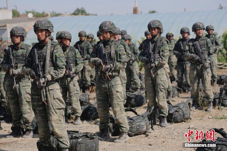 武警兵团指挥部特战队员上演现实版"战狼"