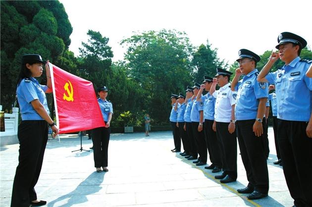 向党旗宣誓(资料图片)