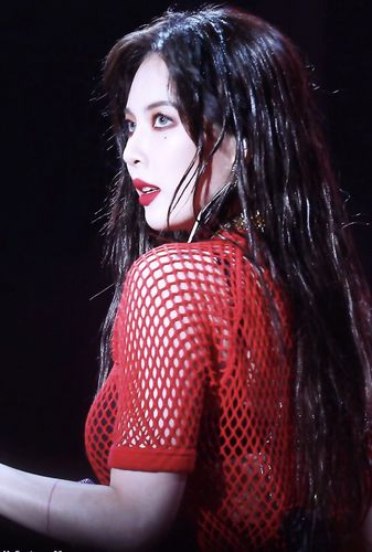 只见泫雅穿着一款红色的网格镂空上衣,这样性感的红色穿在肤色白皙的