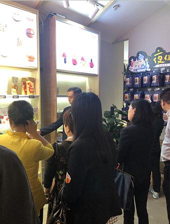 随后,又来到百草味的总部办公大楼,在百草味大学负责人魏老师的带领下
