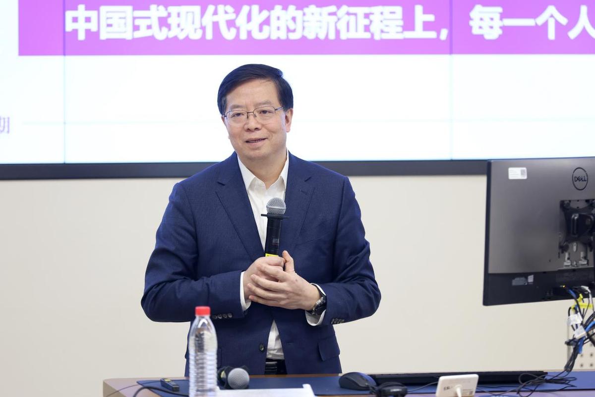 校党委书记邱勇讲授春季学期"形势与政策"课第一讲