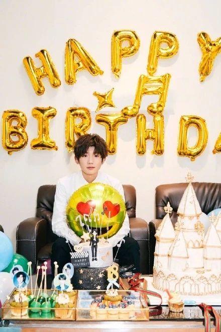 王源18岁生日快乐,大胆的实现自己的梦想与追求啦!一起冲鸭鸭鸭