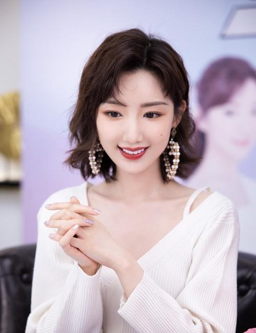 毛晓彤太会穿搭了!露腰装搭破洞裤,小蛮腰盈盈一握好生羡慕