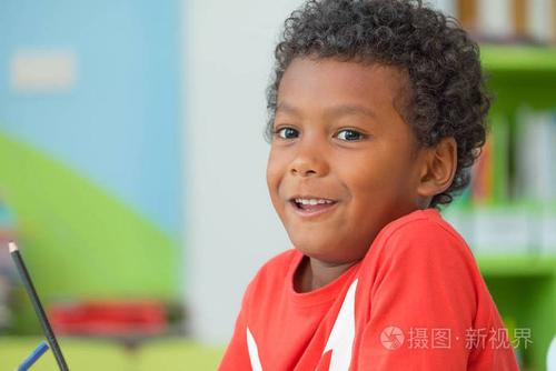 非洲裔美国人种族孩子藏品小组彩色铅笔 smi