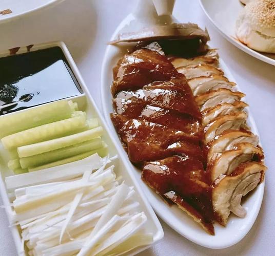  p>鸭肉葱卷是一道菜品,主要制作材料有新鲜烤鸭半只,大葱20棵,甜面酱