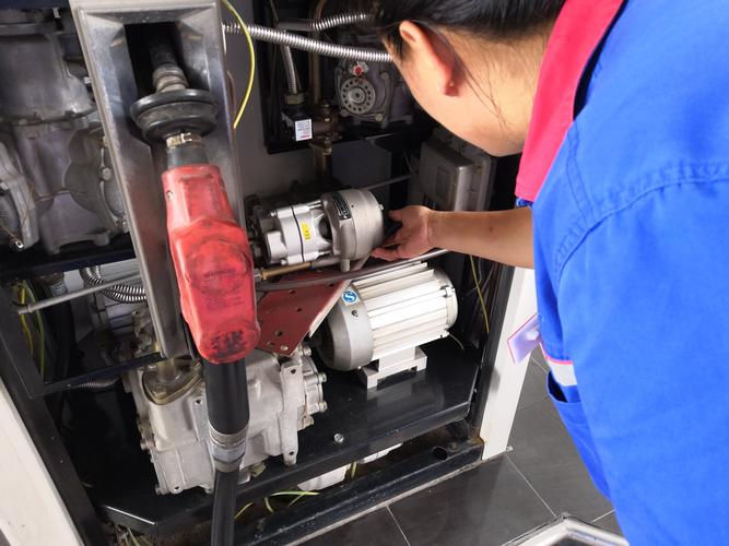 员工对加油机油气回收泵进行检查完好