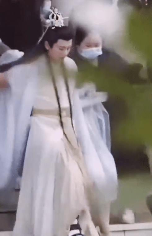 成毅拍威亚戏腿部受伤,片场坐轮椅靠助理推进,依旧坚持拍摄