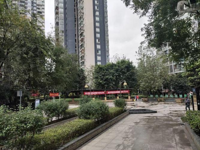 龙头寺火车北站南广场轻轨站旁渝铁西苑精装修标准大三房便宜出租