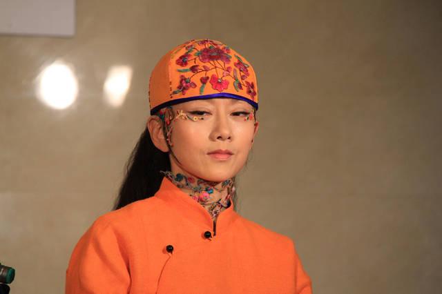 杨丽萍喜欢戴帽子不是为了装饰而是要掩盖一个秘密
