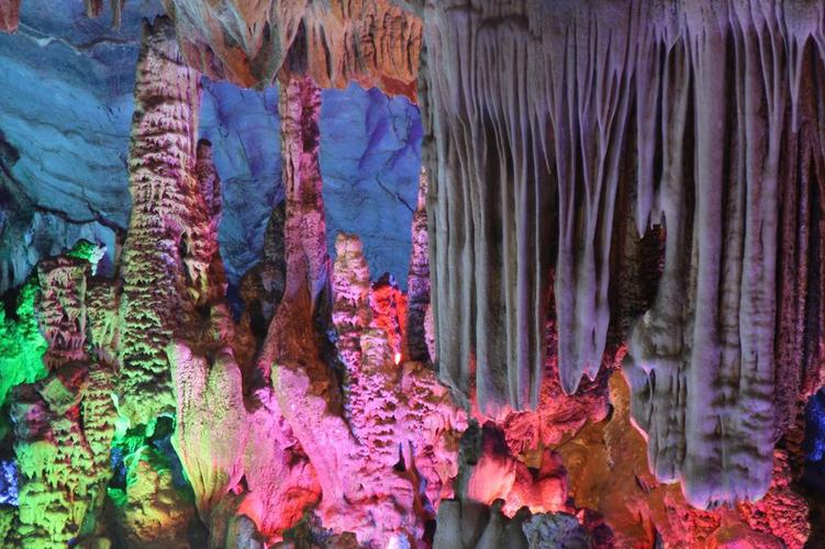 大仙岩溶洞形成于大约2.5亿年前,是永丰国家森林公园的重要旅游景区.