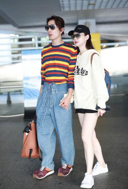 戚薇跟李承铉现身机场,夫妻档街拍好养眼,戚薇的大白腿好吸睛!