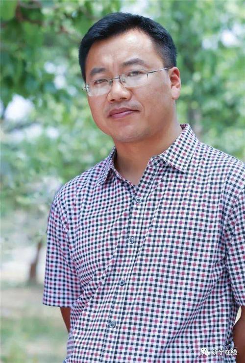 而对书画家刘国明留下着深刻印象,现在想来除了他的书法与绘画之外,是