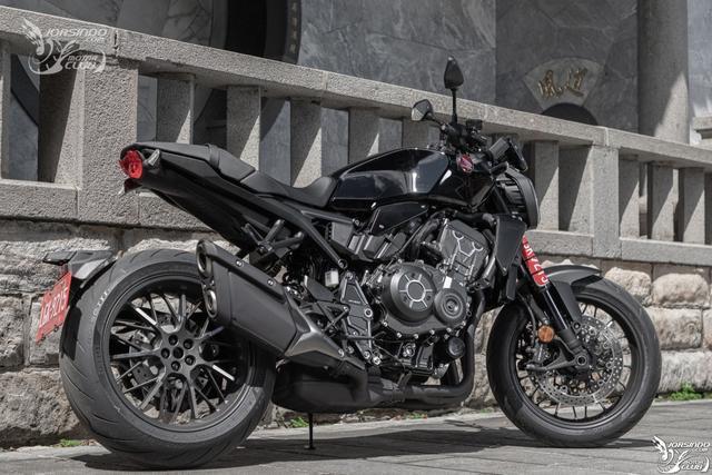 试驾本田摩托车cb1000r摩托车界黑武士