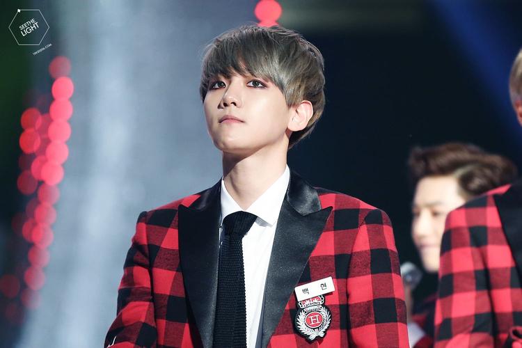 边伯贤烟熏妆眼睛特写的照片