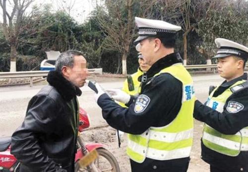 重庆市交巡警:春节期间持续严查酒驾,醉驾