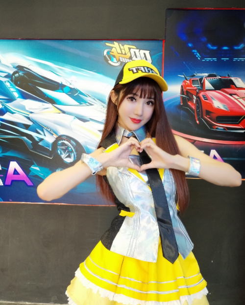 小萝莉cosqq飞车小橘子,原以为闹着玩,看到"腿刹"是个