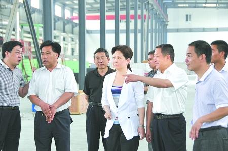 淮滨县县长曾辉(左二)在企业调研