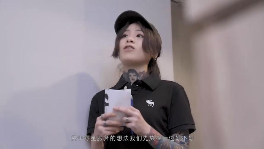 唐伯虎探花眼镜胖男约了个漂亮花裙妹子,喜欢口交近距离特写床边猛操