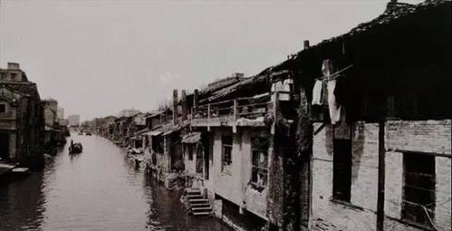 火车站嘈杂拥挤, 车厢里总有列车员来回穿梭卖着盒饭 这是宁波80年代