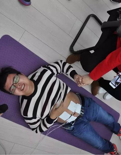 本次的助产沙龙活动会让准爸爸们体验分娩针痛,让慢慢走向孕晚期的