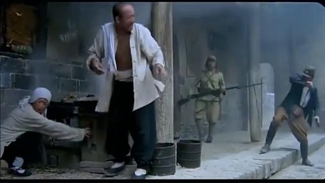 举起手来,鬼子被惨虐,喝童子尿吃猪泔水,汉奸简直神助攻