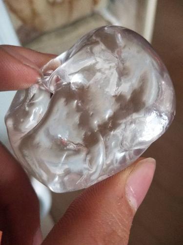 捡到一块像冰块一样的鹅卵石非常透明摸起很舒服光滑不知道是啥石头