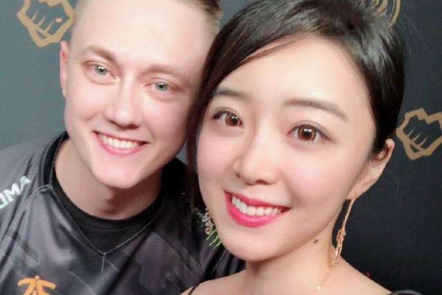 lol人气主持余霜,看看那一张更搭余霜气质