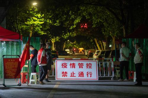 2021年8月4日凌晨,河南郑州淮河东路交通路,社区工作人员在路口值守