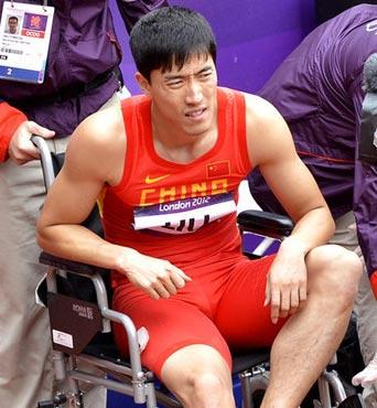 刘翔受伤严重坐轮椅出赛场
