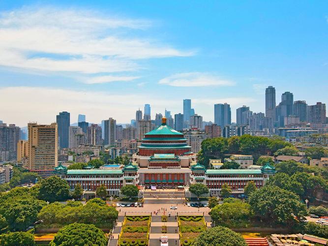 重庆人民大礼堂和身后的城市
