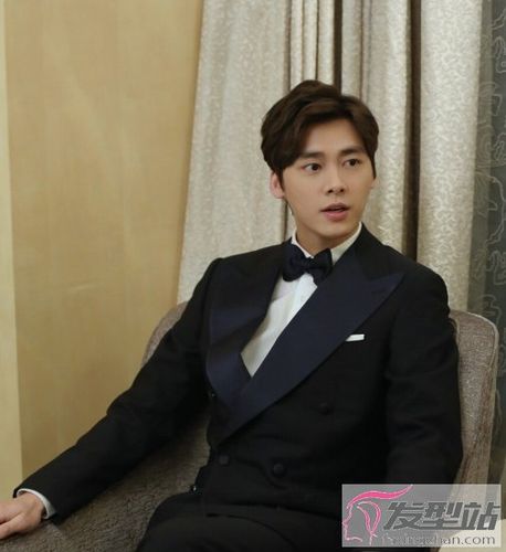 男生穿西装搭配什么发型帅气时尚短发展现男士魅力