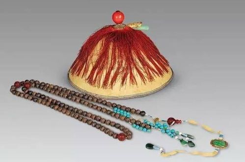 官员觐见皇帝时必须伏地跪拜,  只要朝珠碰地,  即可代替额头触地.