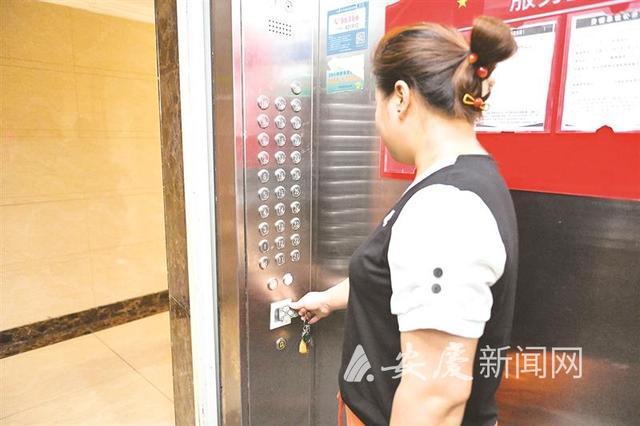 乘坐电梯需刷卡,刷卡只能上到自己居住的楼层 电梯"梯控"究竟便利了谁