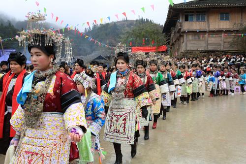 在贵州省榕江县乐里镇平定侗寨,侗族同胞在踩歌堂.