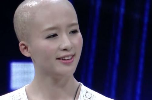漂亮女孩天生光头,她摘下假发全场观众屏息以待