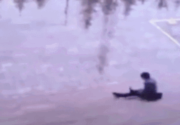 石湾今日破天荒14点就天黑了.