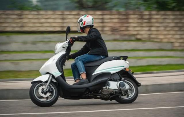 小小踏板车,售价1万多!配置不出色的比亚乔fly150,贵在哪里?