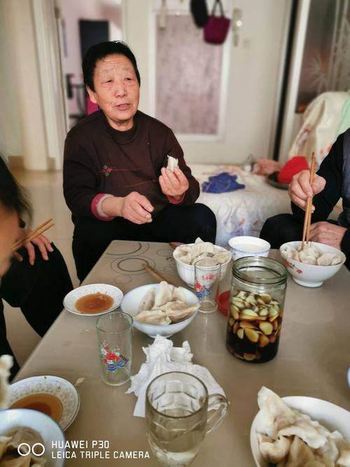 我家老太太自是有福之人,过年包饺子包了两个硬币,婆婆第一口变吃到