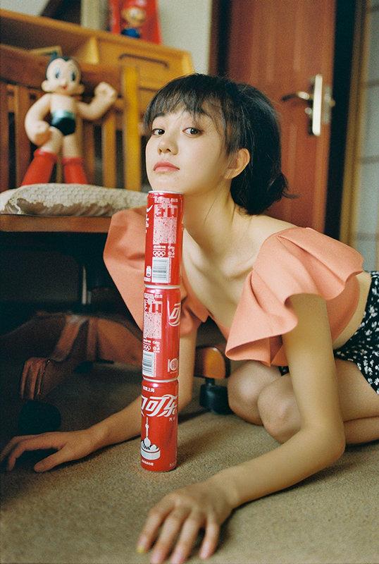 胡意旋胶片写真释出 化身屋塔房元气精灵