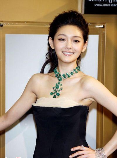 活动,作为婚后的首次公开亮相,她以一袭抹胸红裙配复古波浪发型出镜