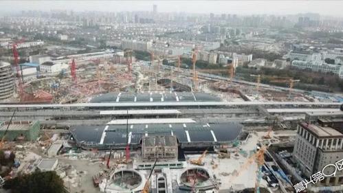 【辛苦了 嘉兴的建设者们】嘉兴火车站"大橄榄"结顶 原来是.
