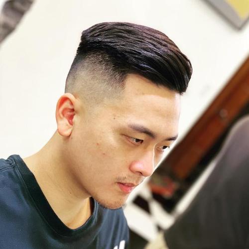 男生别留"老背头"发型了,剪发时侧边分一条线,轻熟利落又帅气