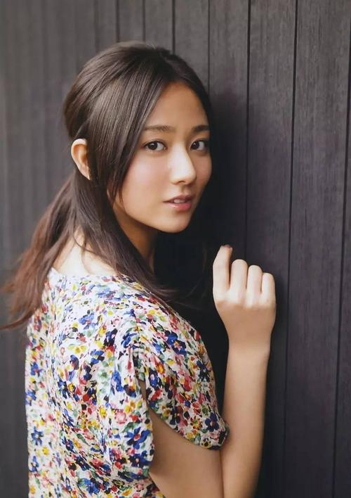 那来看看现在被日本媒体誉为"昭和颜"的年轻女演员有:总结下来有这样