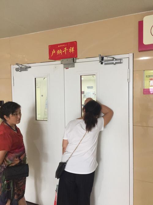 产房外焦急的等待