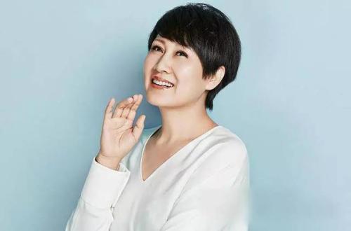 不仅如此,命好的张凯丽还是富豪太太,生活中完全不愁吃喝的那一种.