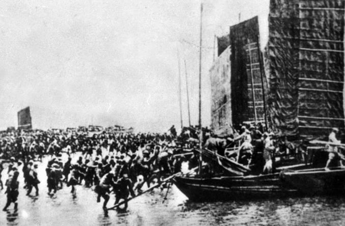 图27 1949年人民解放军百万雄师横渡长江