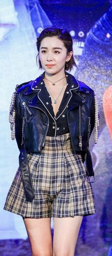 阚清子的衣服,脱着方便,穿起来就危险了!