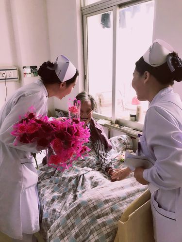 之二:载将关怀到病房 朱坤美眉在连夜加班为病人写上满满的祝福